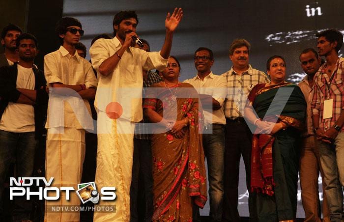 Dhanush is a complete entertainer,says Big B on Twitter.<br><br>Dhanush's mother- in- law and wife of superstar Rajinikanth, Latha Rajinikanth, with cast and crew of <i>3</i> in the background.