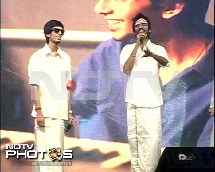 Dhanush and Anirudh together sing <i>Kolaveri Di</i> at the audio launch of <i>3</i>.