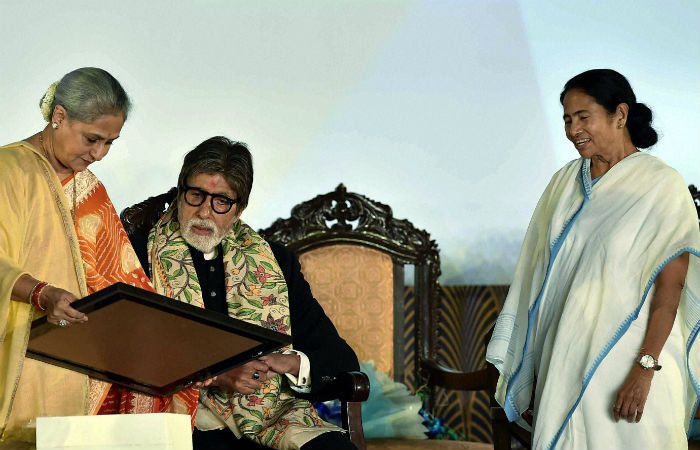 Jaya Bachchan showed the painting they received.