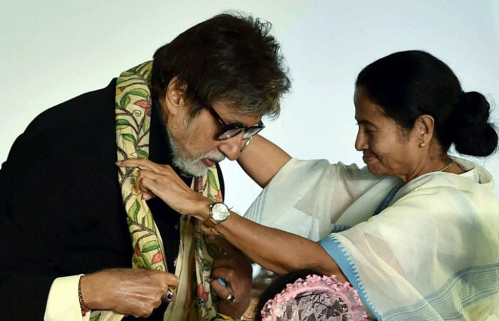 Mamata Banerjee honoured Mr Bachchan with a shawl.