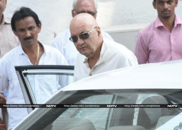 Kareena, Karisma And Other Kapoors Gather To Bid Adieu To Krishna Raj Kapoor