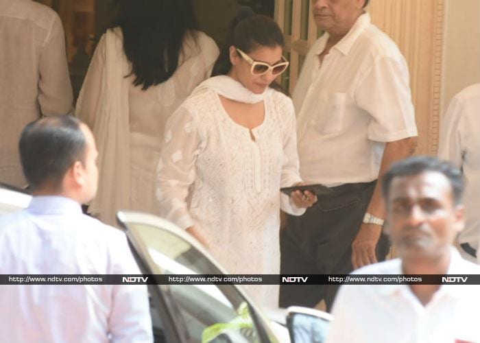 Kareena, Karisma And Other Kapoors Gather To Bid Adieu To Krishna Raj Kapoor