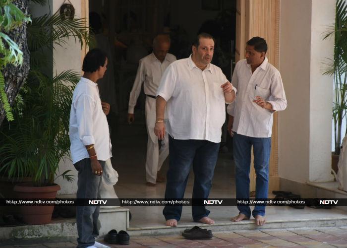 Kareena, Karisma And Other Kapoors Gather To Bid Adieu To Krishna Raj Kapoor