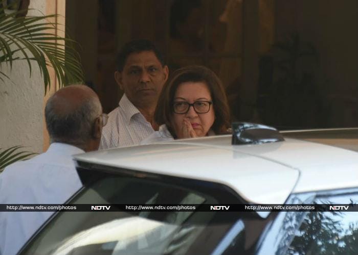 Kareena, Karisma And Other Kapoors Gather To Bid Adieu To Krishna Raj Kapoor