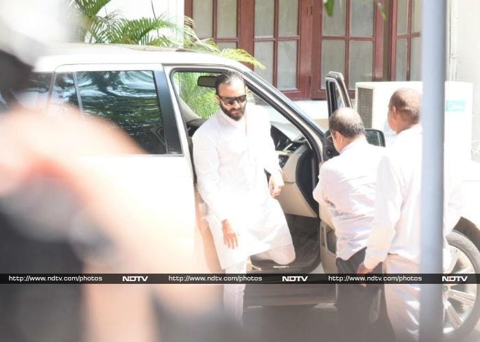 Kareena, Karisma And Other Kapoors Gather To Bid Adieu To Krishna Raj Kapoor