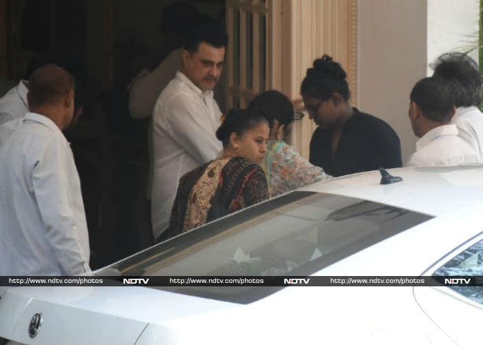 Kareena, Karisma And Other Kapoors Gather To Bid Adieu To Krishna Raj Kapoor