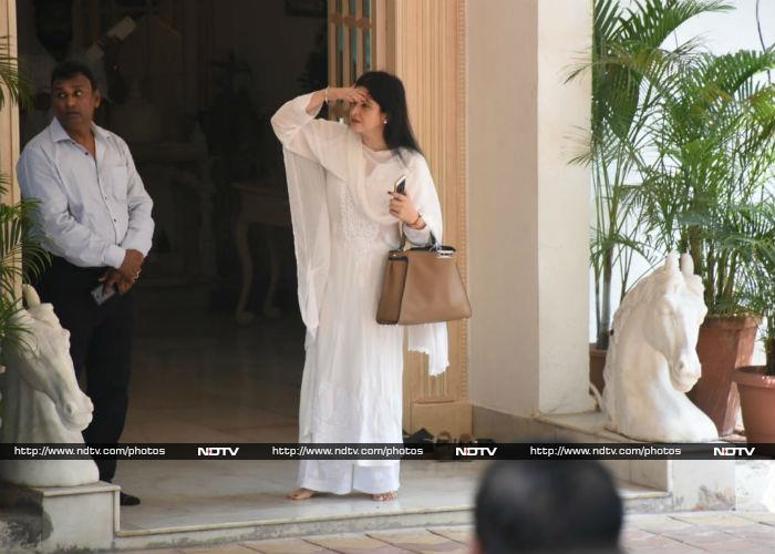 Kareena, Karisma And Other Kapoors Gather To Bid Adieu To Krishna Raj Kapoor