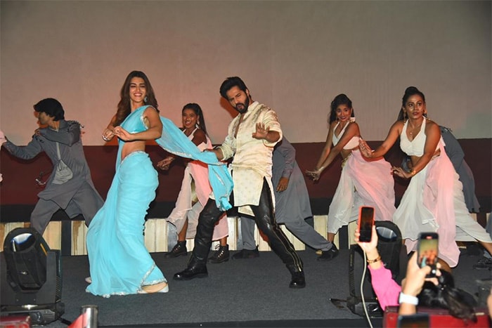 The <i>Bhediya</i> co-stars ruled the dance floor and how.  
(Image courtesy: Varinder Chawla)