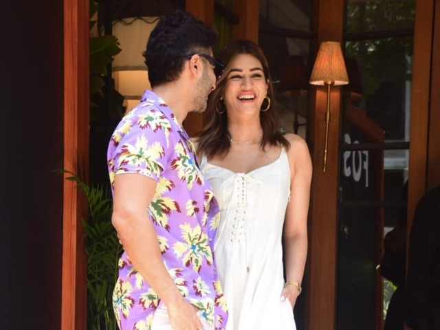 Kriti Sanon And Varun Dhawan's Reunion Kriti Sanon And Varun Dhawan's Reunion