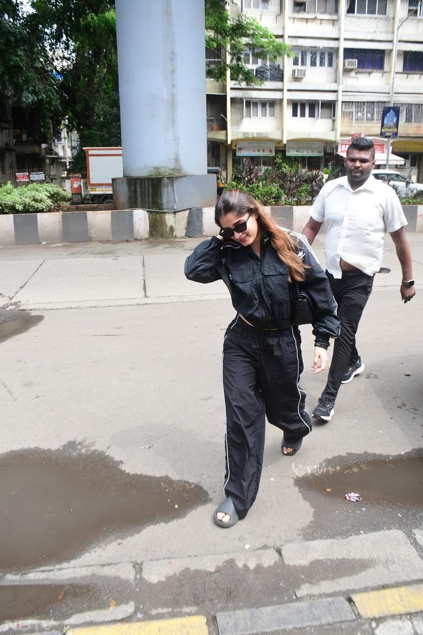 Rasha Thadani smiled for the shutterbugs. (Image Courtesy: Varinder Chawla)