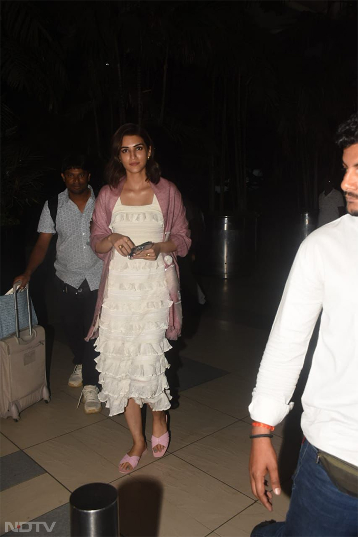Kriti Sanon\'s Airport OOTD Is All About Comfort