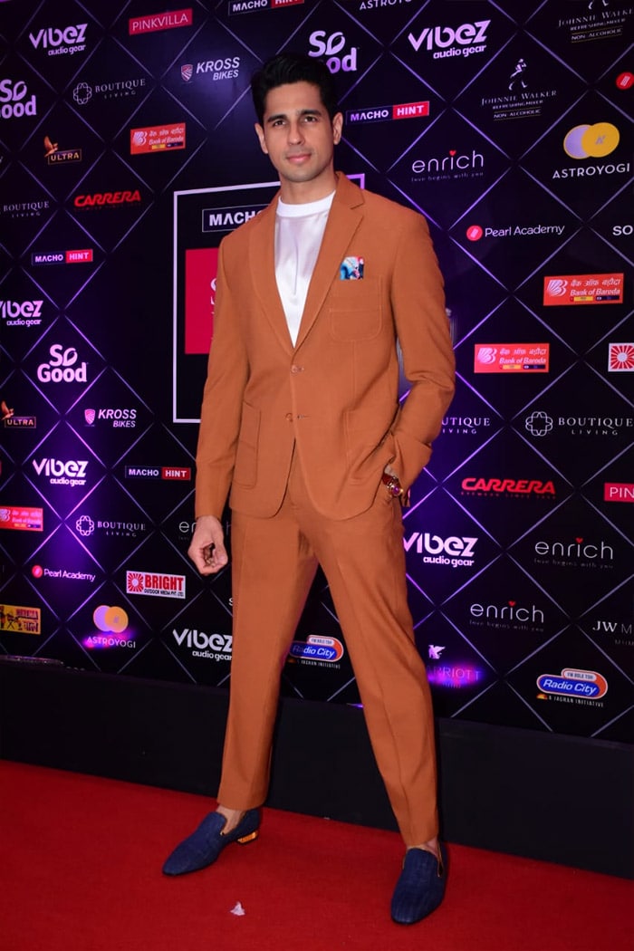 Kriti-Varun, Sara-Kartik And Others Add Sparke To The Red Carpet