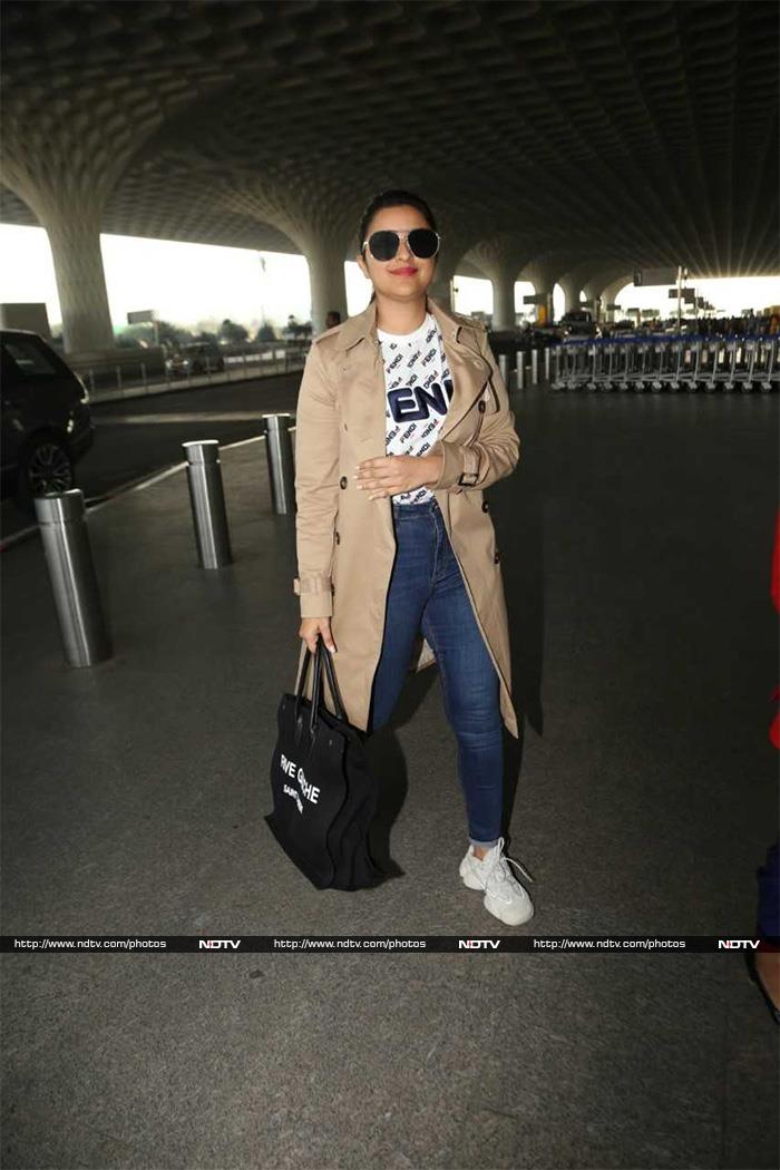 Star-Studded Airport With Kriti Sanon, Parineeti Chopra, Jacqueline Fernandez