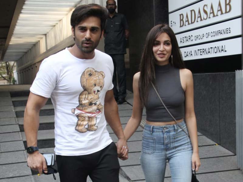 तस्वीरें: एक-दूसरे का हाथ पकड़े नजर आए कृति खरबंदा और पुलकित शर्मा