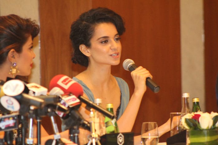 Priyanka smiles as Kangana addresses the audience.<br><br>
(This picture was posted on Facebook by  <a href="https://www.facebook.com/JustCapturePhotography?fref=ts" class="fn fl fa fs12">Just Capture Photography</a>)