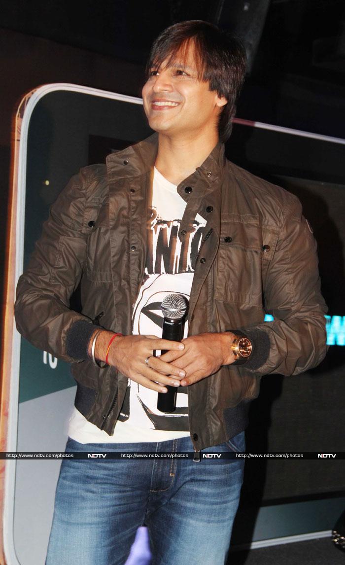 Vivek Oberoi, who is playing the villain Kaal in the movie, looked dapper in a brown jacket worn with a white T-shirt and a pair of blue jeans.<br><br>Coming up: Dubai...<I>Krrish 3</I> to the rescue