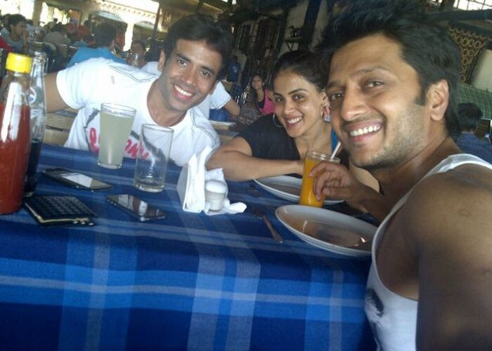 Riteish\'s day off with Genelia and Tusshar