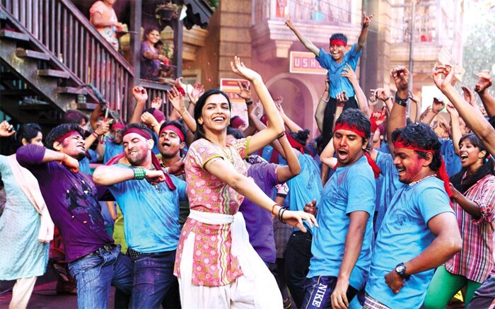 Pinky (Deepika Padukone), a shopping mall employee, dreams of winning Rs 50 lakh from India's Got Talent, but an accident throws her off track. She loses her eyesight, job and confidence. Egged on by Nandu, she learns to refocus herself on her goal. She uses all her senses ? touch, smell, sound and heart ? to offset the absence of sight.