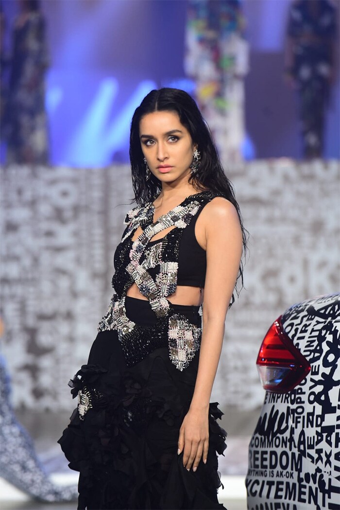 Shraddha Kapoor completed her look with loose hair and minimal make-up. We like it.