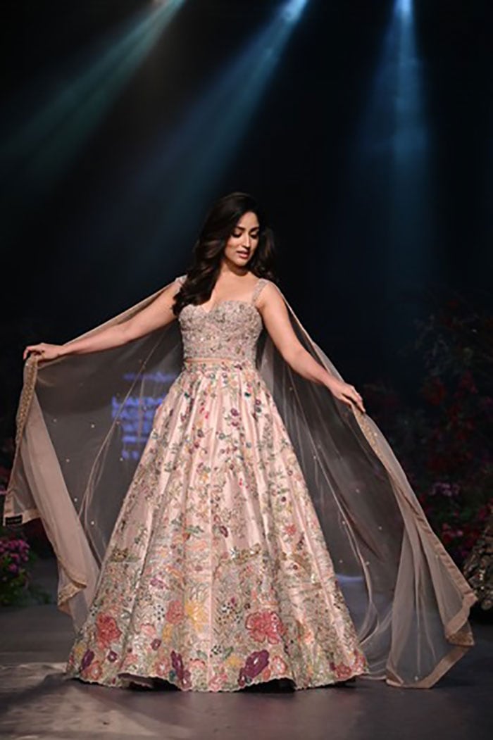 Yami Gautam created a dreamy moment as she walked the ramp in a Shyamal and Bhumika creation.
(Image courtesy: Varinder Chawla)