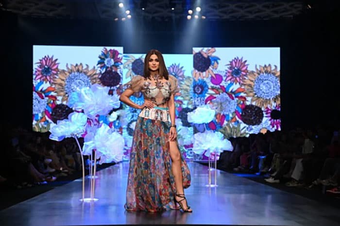 It was raining prints as the stunning Shamita Shetty walked the ramp in a Rina Dhaka outfit.

(Image courtesy: Varinder Chawla)