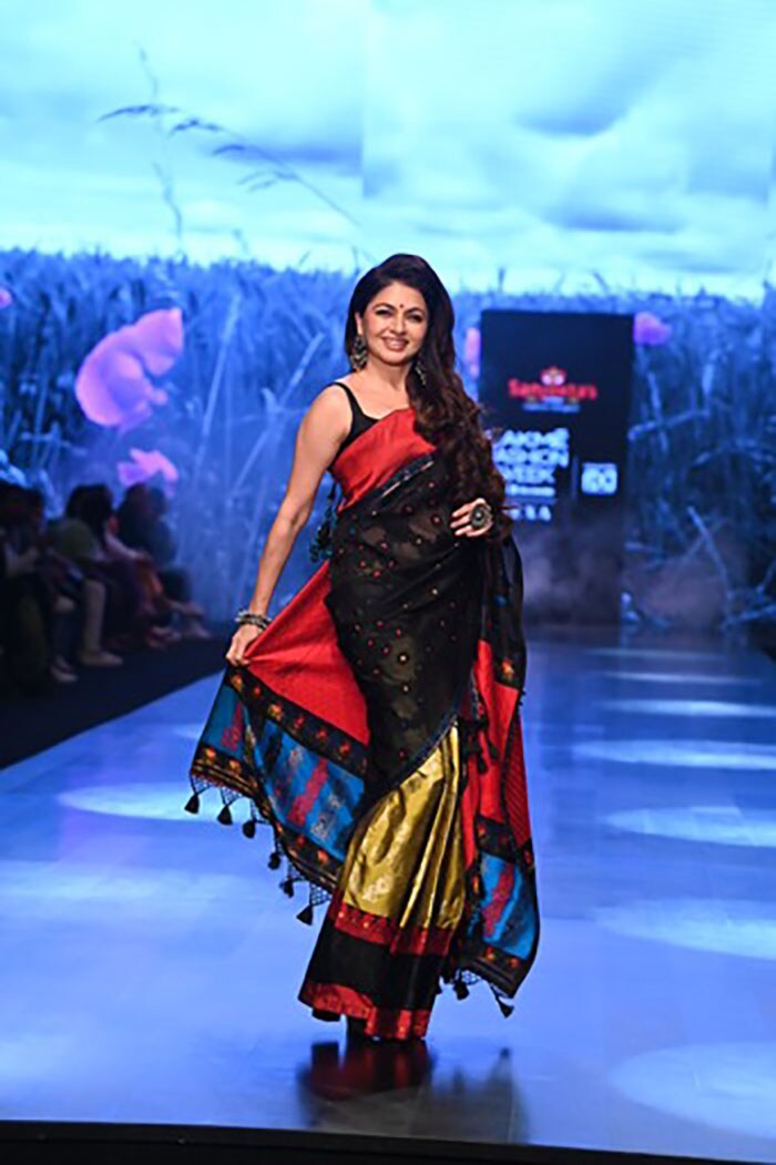 Bhagyashree, stunning in a <i>saree</i> by Sanjukta Dutta.
(Image courtesy: Varinder Chawla)