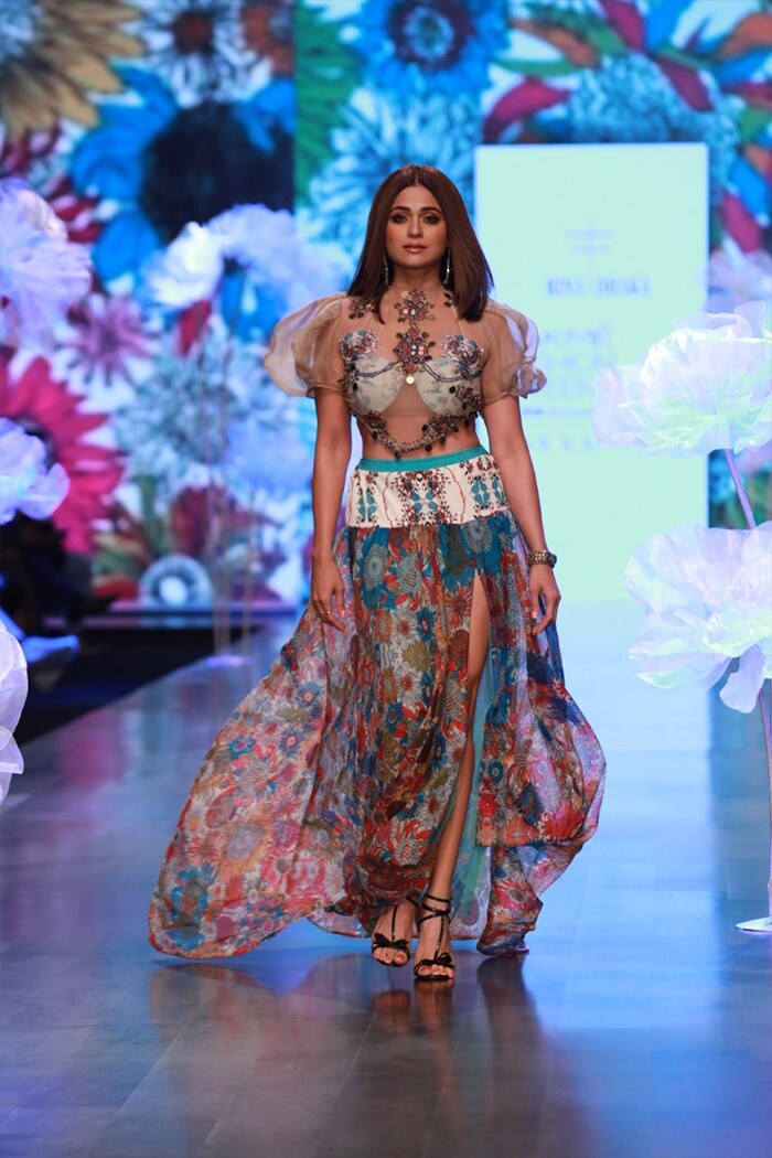 Lakme Fashion Week: शमिता शेट्टी और मृणाल ठाकुर ने बिखेरा जलवा