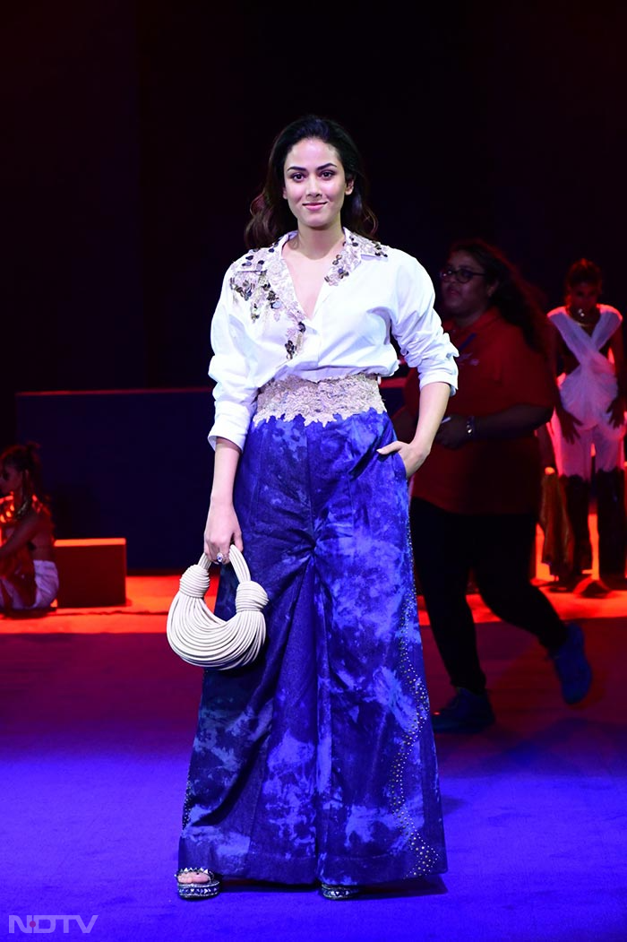 Lakme Fashion Week: Kriti Sanon And Shanaya Kapoor\'s Runway Glory