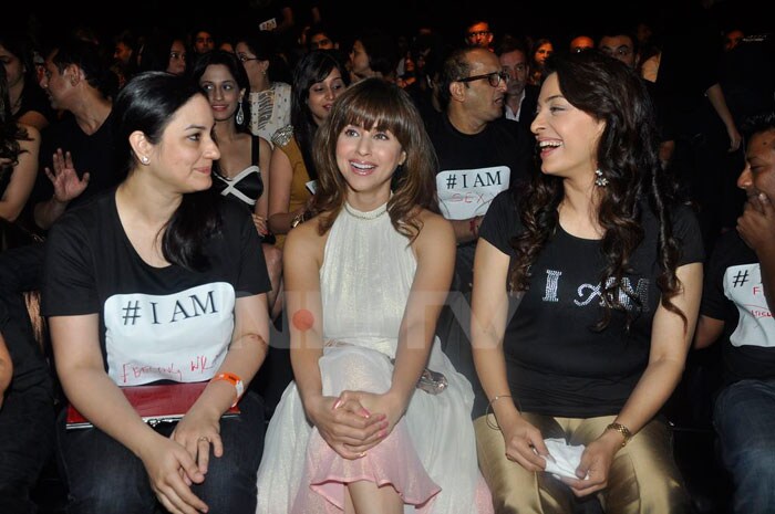 Urmila, Juhi at Lakme Fashion Week 2011- Anita Dongre Show