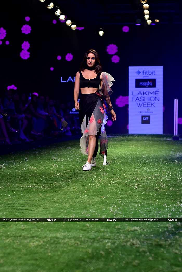 On the fourth day of the ongoing Lakme Fashion Week in Mumbai on April 2, we spotted actress Shraddha Kapoor, who walked the ramp for designer Masaba Gupta. Shraddha looked gorgeous in black separates.