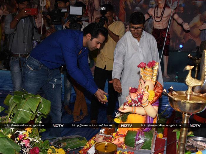 On Ganesh Utsav, Deepika Padukone Visits Lalbaugcha Raja