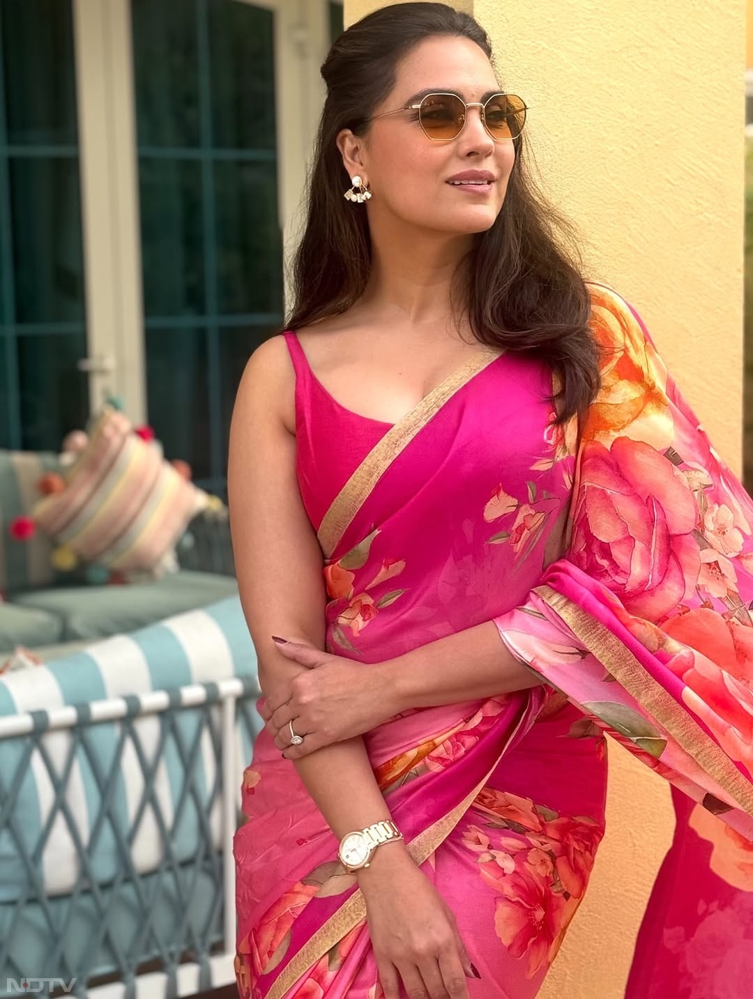 ये फोटोज उन्&zwj;होंने समर वाइब्&zwj;स की शेयर की हैं, जिसमें वो पिंक कलर की फ्लोरल पैटर्न की साड़ी में दिख रही हैं. larabhupathi/Instagram