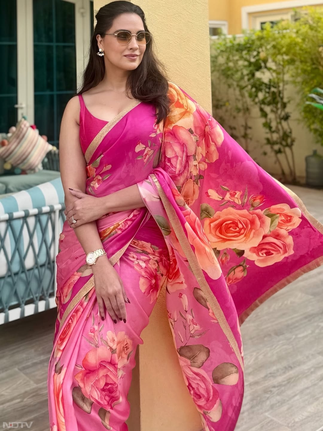 फोटोज शेयर करते हुए उन्&zwj;होंने लिखा, Phool Khile Hain Gulshan Gulshan 😛💐&hellip;&hellip;.. felt a bit like a guldasta in my own garden! And threw on my favourite Arias X Shisenfox glasses to throw some shade ! 😎. Also got the husband to flex some of his photo taking skills! 😉