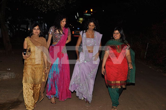 A bevy of beauties light up the night (Image Courtesy: Viral Bhayani)