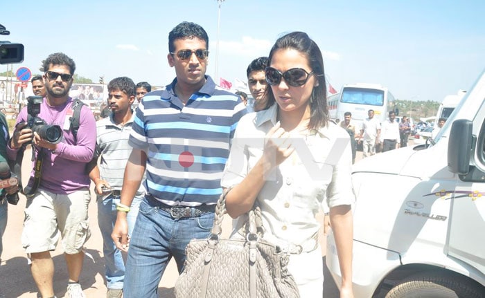 Earlier, we caught newlyweds Lara Dutta and Mahesh Bhupathi at Mumbai Airport leaving for Goa