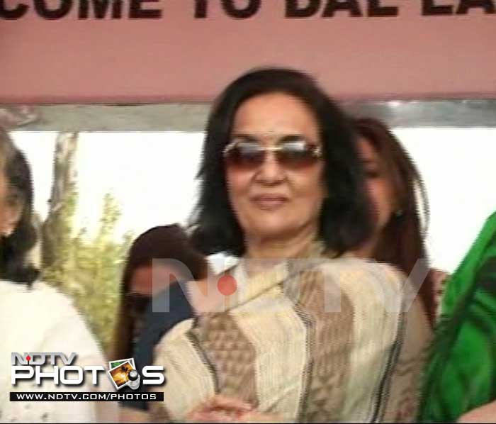 Back to where it all began, Asha Parekh pays her last respect to her <i>Teesri Manzil</i> co-star Shammi Kapoor.