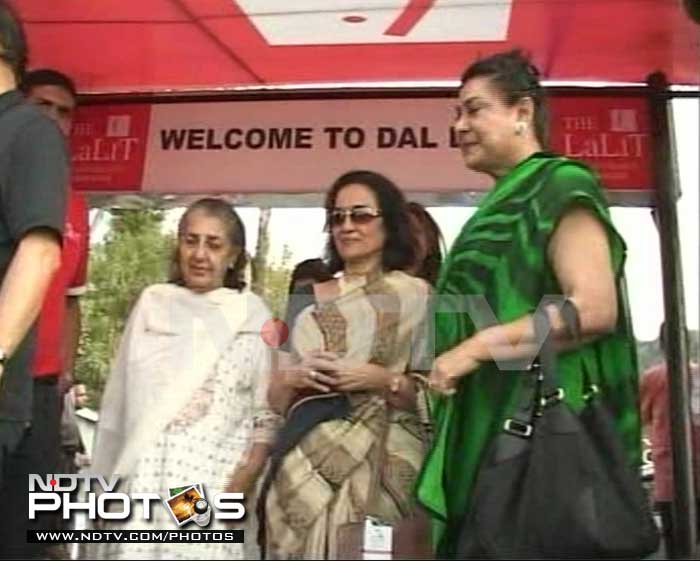 Veteran actress Shammiji was also present.<br>Seen here with Asha Parekh.