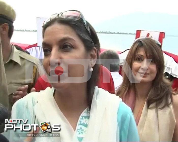 Shabana Azmi with Sunanda Pushkar. <br><br>
"Today we are here emotionally to immerse the ashes of Shammi Kapoor ji in the Jhelum," actress Shabana Azmi said.