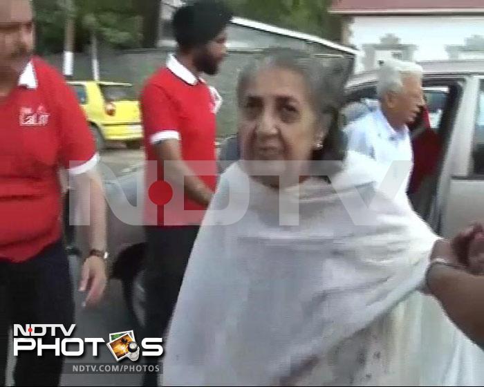 Veteran actress Shammi aunty came to pay her last respect to Shammi Kapoor. <br><br>
Coming Up: Other celebrities who paid their last respect to the rockstar...