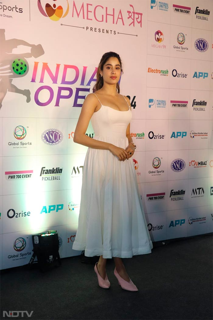 Let Janhvi Kapoor And Pooja Hegde Be Your Style Guide