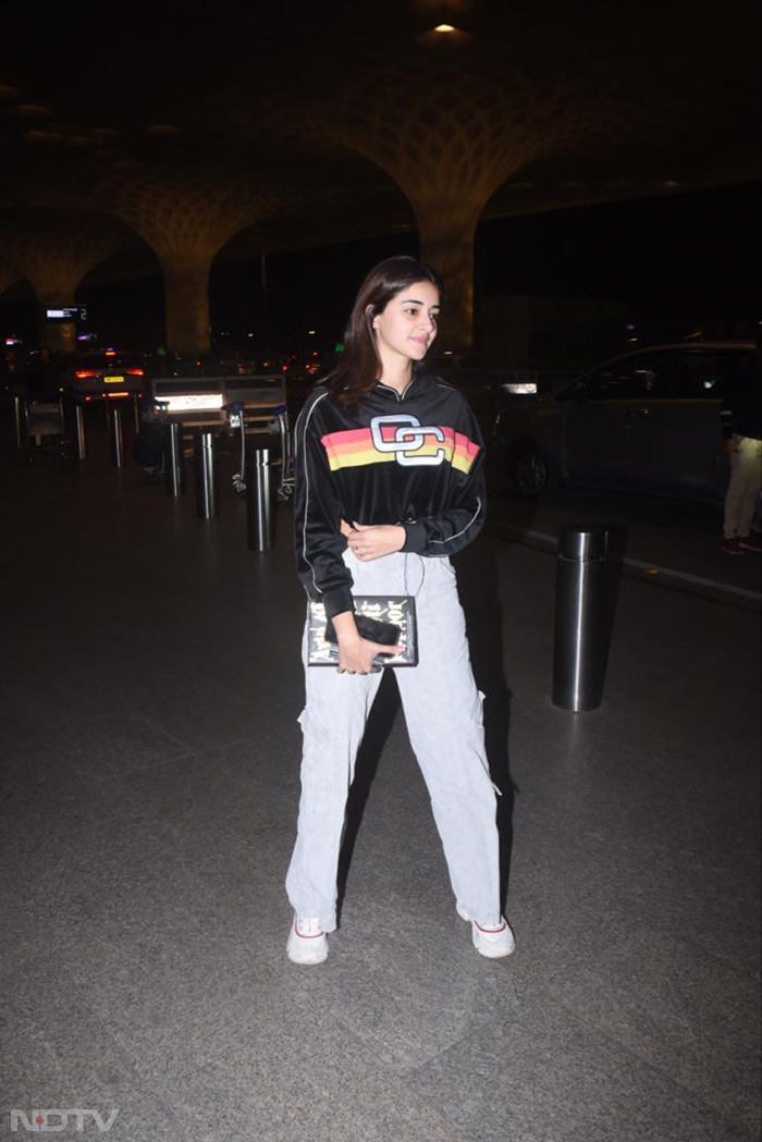 Ananya Panday topped a pair of denims with a cool t-shirt. (Image courtesy: Varinder Chawla)