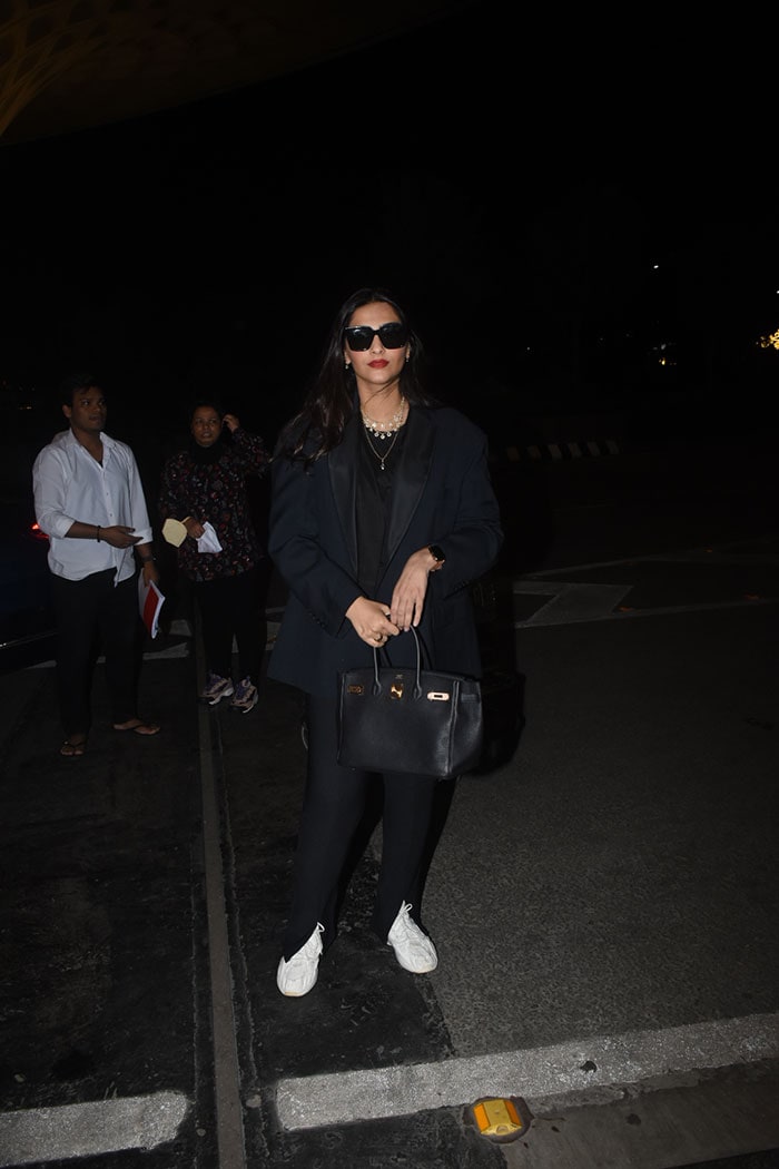 Let Sonam Kapoor And Kiara Advani Be Your Airport Style Guide