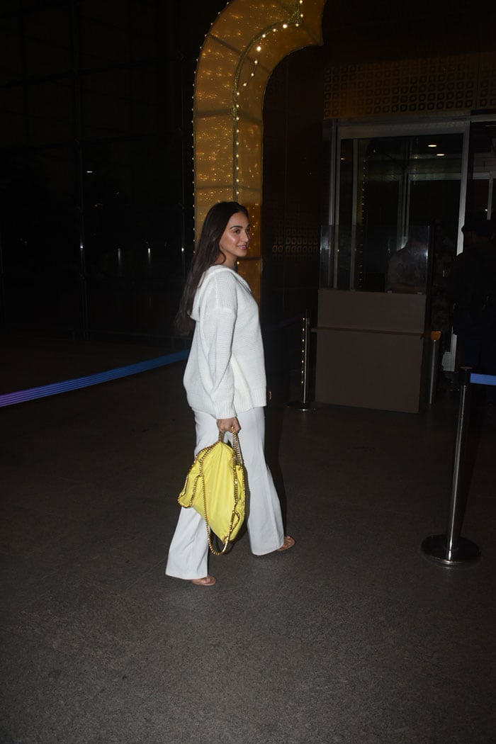 Let Sonam Kapoor And Kiara Advani Be Your Airport Style Guide
