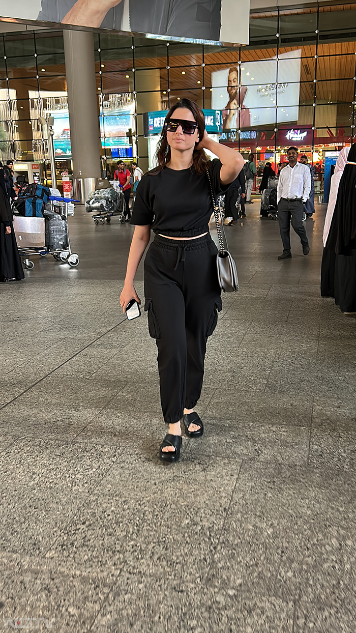 Tamannaah nailed an all-black look at the airport. (Image Courtesy: Varinder Chawla)