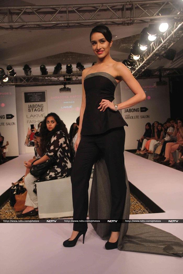 Celebrity Catwalkers at Fashion Week: Dia, Shraddha, Aditi