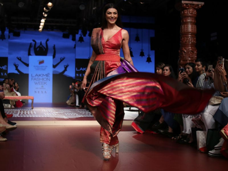 Photo : Lakme Fashion Week 2018: Sushmita Sen Adds Her Spunk To A Quirky Outfit