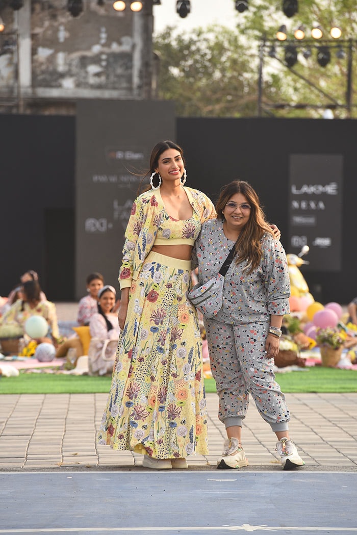 लैक्मे फैशन वीक: अनन्या पांडे और अथिया शेट्टी के शानदार अंदाज ने किया इम्‍प्रेस