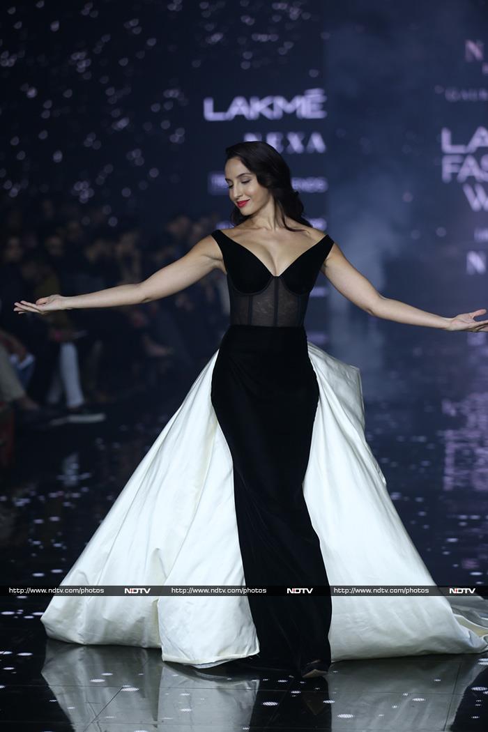 Lakme Fashion Week: रैंप पर ट्रेडिशनल साड़ी लुक नजर आईं तबु, देखें तस्वीरें...