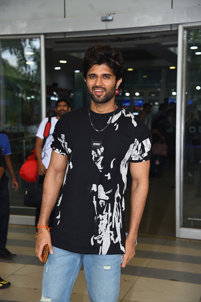 Vijay Deverakonda happily posed for the shutterbugs.