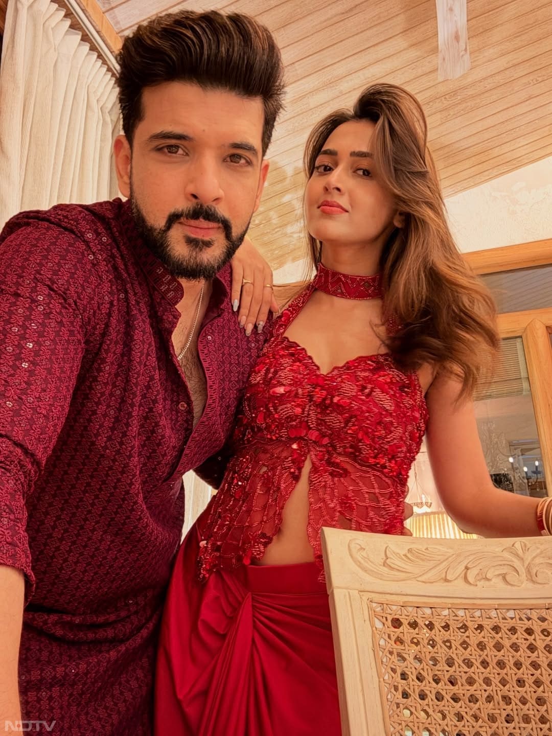 रियलिटी शो के क्रिसमस स्पेशल वीकेंड का वार एपिसोड के दौरान, करण ने तेजस्वी प्रकाश को लाल गुलाब देकर प्रपोज किया था. kkundrra/Instagram